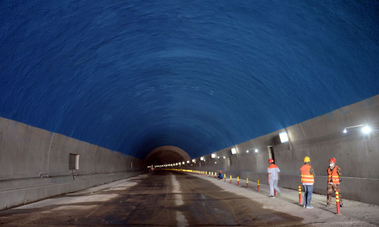 6月26日拍摄的隧道内景。新华社记者范长国摄