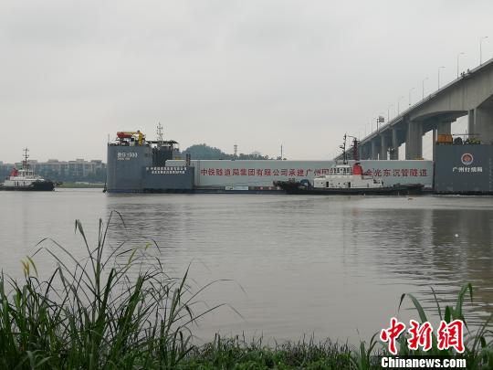 广州国际创新城金光东隧道首节沉管浮运成功 郭军 摄