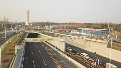 郊环隧道是首条连续穿越长江和黄浦江的公路隧道。（隧道股份上海隧道供图）
